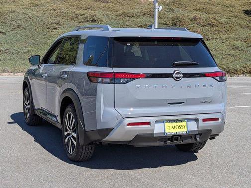 2025 Nissan Pathfinder Platinum FWD