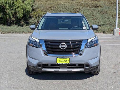 2025 Nissan Pathfinder Platinum FWD