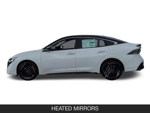 Aspen White Tricoat/Super Black 2026 Nissan Sentra SR