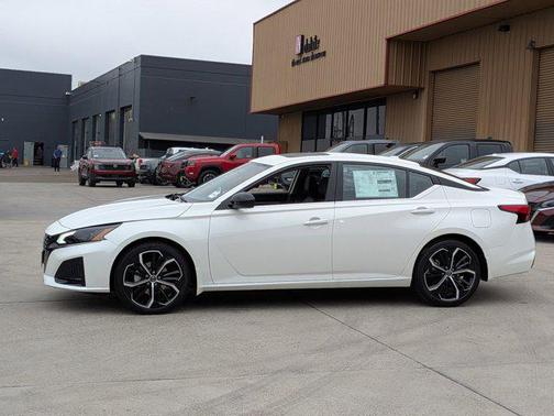 2025 Nissan Altima SR FWD