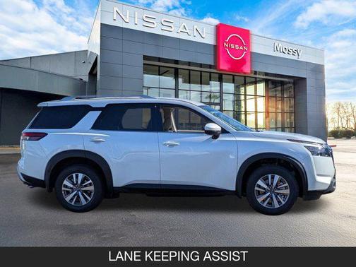 2025 Nissan Pathfinder SL FWD