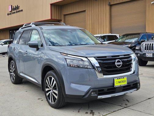 2025 Nissan Pathfinder Platinum FWD