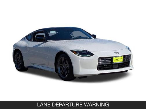 Pearl White Tricoat/Super Black 2026 Nissan Z Sport