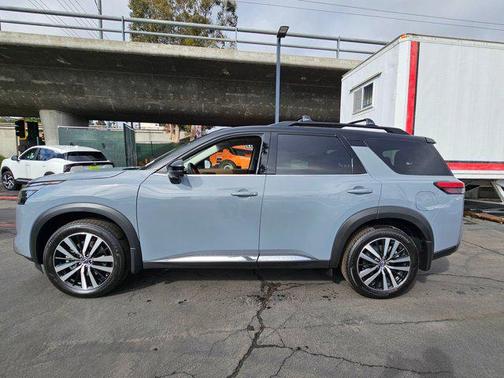 2025 Nissan Pathfinder Platinum FWD