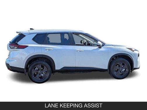 Everest White Pearl Tricoat 2026 Nissan Rogue SV