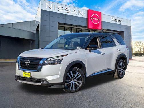 2025 Nissan Pathfinder Platinum 4WD