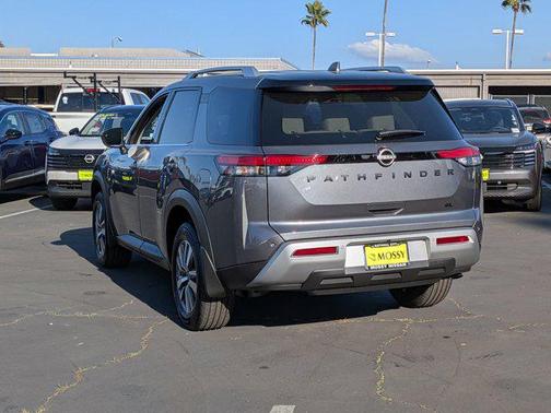 2025 Nissan Pathfinder SL FWD