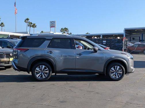 2025 Nissan Pathfinder SL FWD