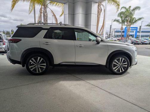 2022 Nissan Pathfinder Platinum 2WD