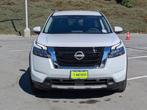 2025 Nissan Pathfinder SL 4WD