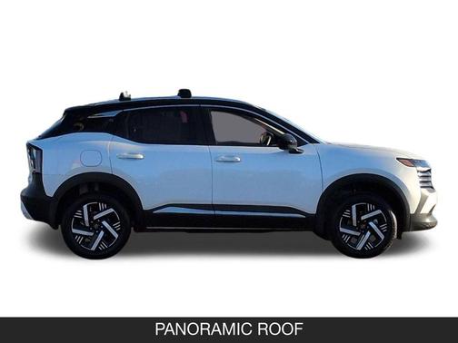Aspen White Tricoat/Super Black 2026 Nissan Kicks SV
