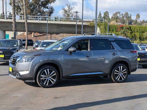 2025 Nissan Pathfinder Platinum FWD