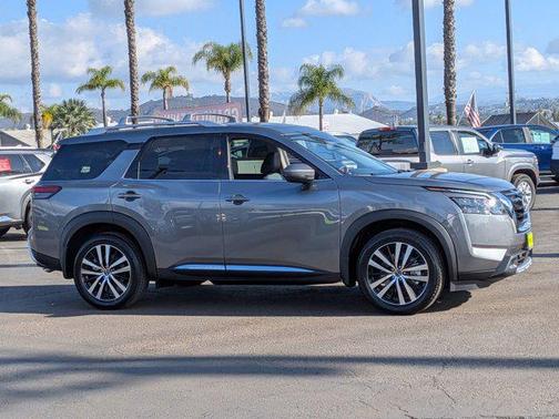 2025 Nissan Pathfinder Platinum FWD