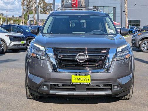 2025 Nissan Pathfinder Platinum FWD