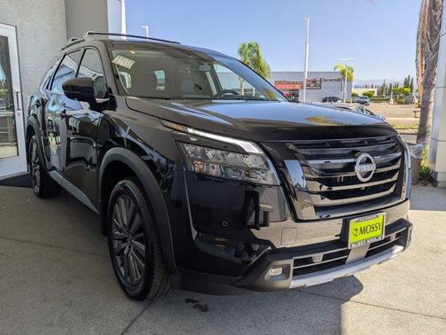 2025 Nissan Pathfinder SL