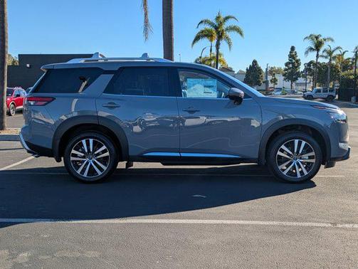 2025 Nissan Pathfinder Platinum FWD