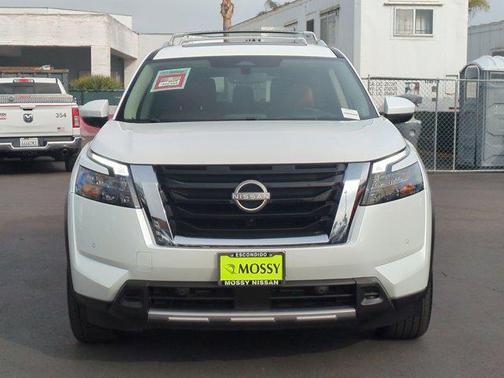 2025 Nissan Pathfinder Platinum FWD