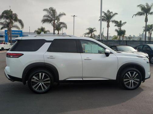 2025 Nissan Pathfinder Platinum FWD