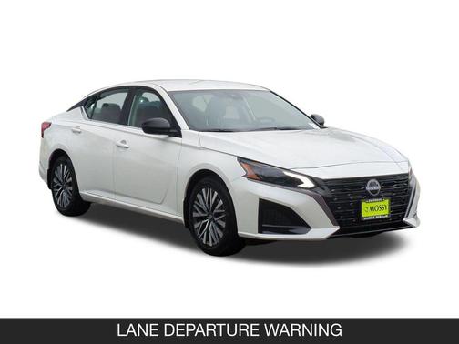 Pearl White Tricoat 2026 Nissan Altima 2.5 SV