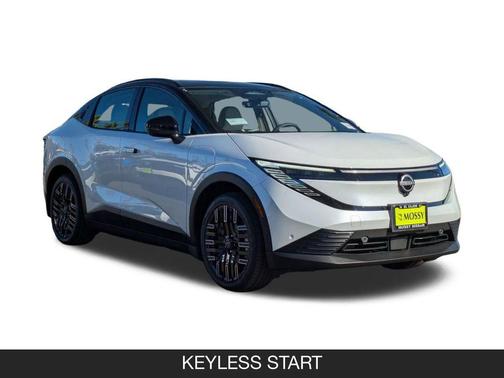 Everest White Pearl Tricoat/Black 2026 Nissan Leaf PLATINUM+