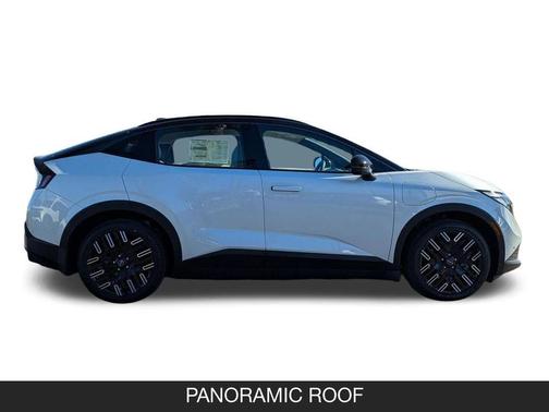 Everest White Pearl Tricoat/Black 2026 Nissan Leaf PLATINUM+