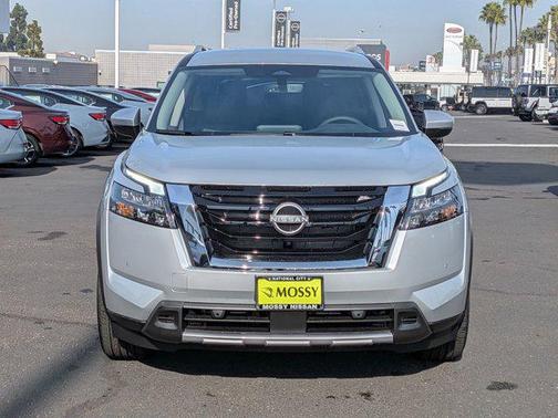 2025 Nissan Pathfinder SL FWD