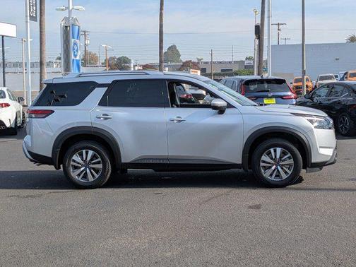 2025 Nissan Pathfinder SL FWD