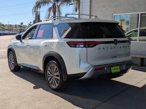 2023 Nissan Pathfinder SL FWD