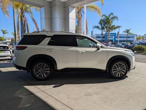 2023 Nissan Pathfinder SL FWD