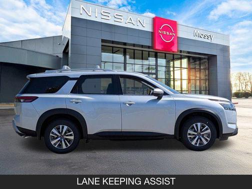 2025 Nissan Pathfinder SL FWD