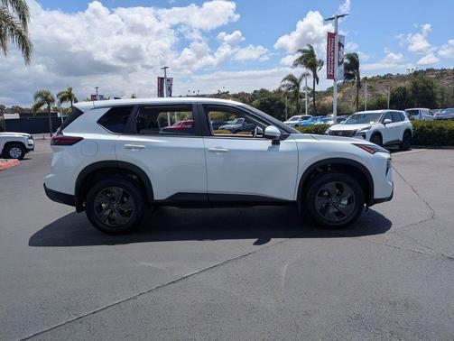 Everest White Pearl Tricoat 2026 Nissan Rogue SV