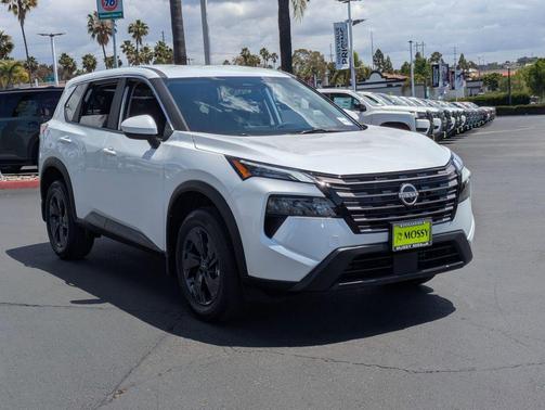 Everest White Pearl Tricoat 2026 Nissan Rogue SV