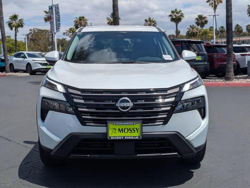 Everest White Pearl Tricoat 2026 Nissan Rogue SV