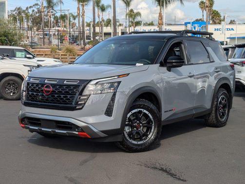 Boulder Gray Pearl/Super Black 2026 Nissan Pathfinder Rock Creek