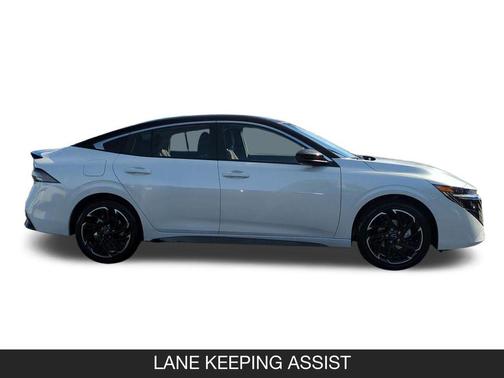 Aspen White Tricoat/Super Black 2026 Nissan Sentra SR