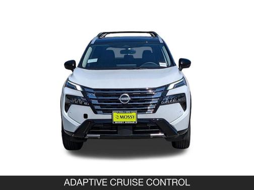 Everest White Pearl/Super Black 2026 Nissan Rogue Platinum