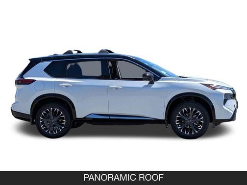 Everest White Pearl/Super Black 2026 Nissan Rogue Platinum