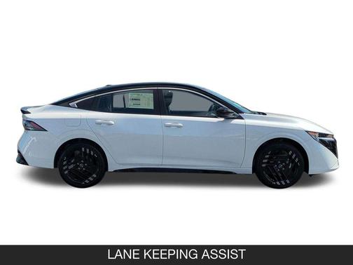 Aspen White Tricoat/Super Black 2026 Nissan Sentra SR