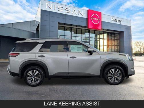 2025 Nissan Pathfinder SL FWD