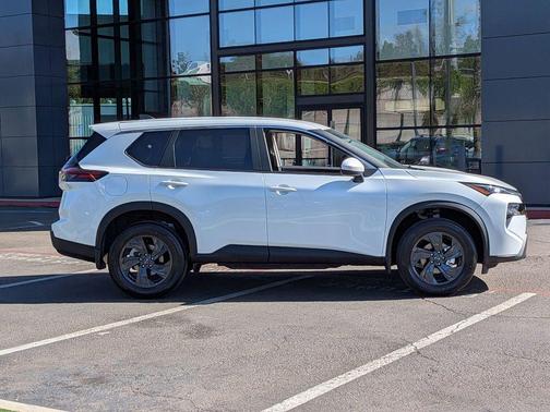 Everest White Pearl Tricoat 2026 Nissan Rogue SV