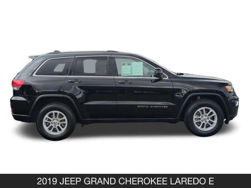 Diamond Black Crystal Pearlcoat 2019 Jeep Grand Cherokee Laredo