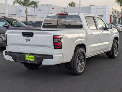 2025 Nissan Frontier SV