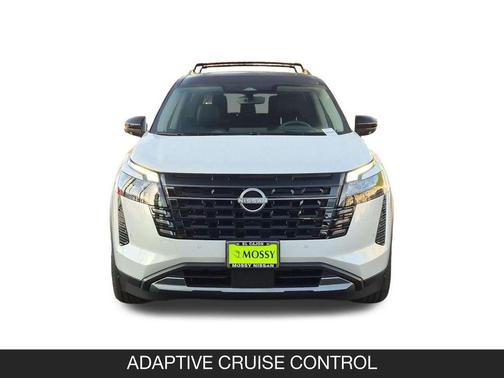 Everest White Pearl/Black 2026 Nissan Pathfinder Platinum