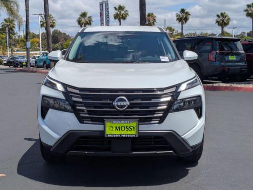 Everest White Pearl Tricoat 2026 Nissan Rogue SV