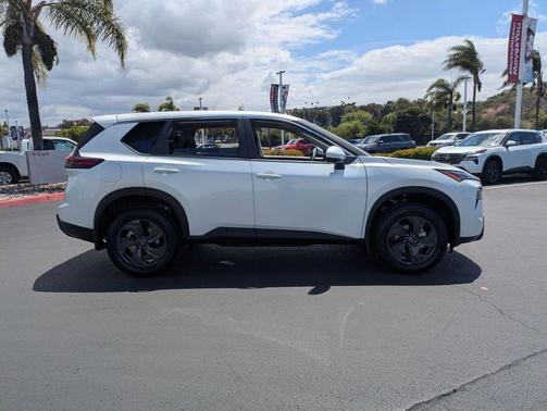 Everest White Pearl Tricoat 2026 Nissan Rogue SV