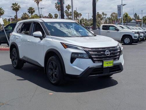 Everest White Pearl Tricoat 2026 Nissan Rogue SV
