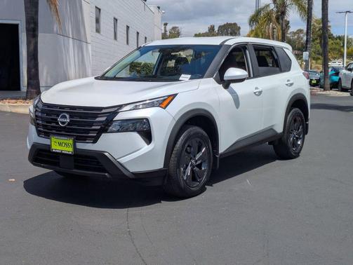 Everest White Pearl Tricoat 2026 Nissan Rogue SV