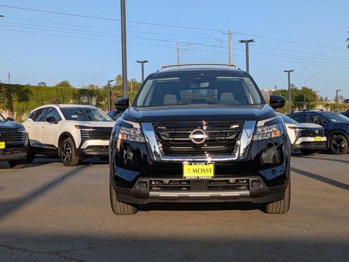 2025 Nissan Pathfinder SL FWD