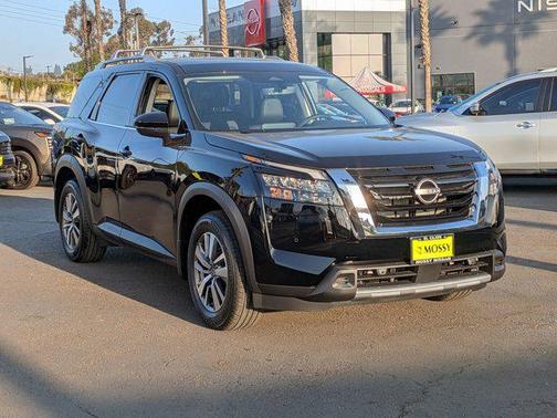 2025 Nissan Pathfinder SL FWD