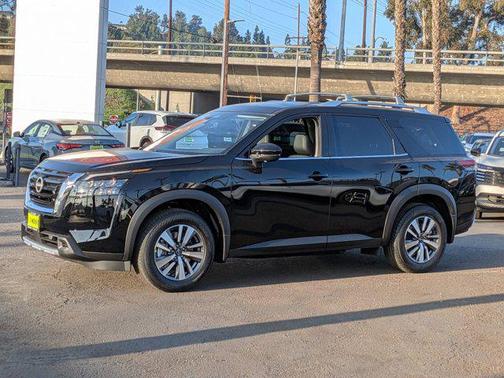 2025 Nissan Pathfinder SL FWD